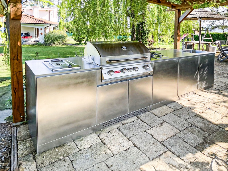 Gli italiani si spostano in giardino: boom di vendite di cucine da esterno